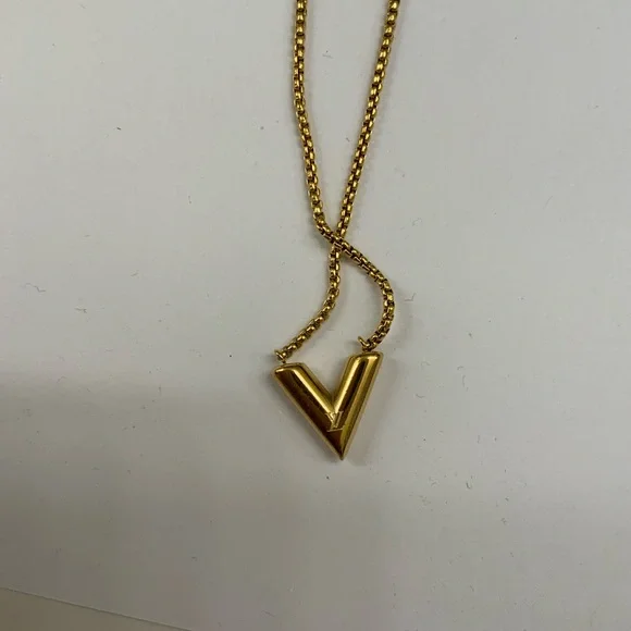 Louis Vuitton Essential V Necklace - Picture 5 of 9